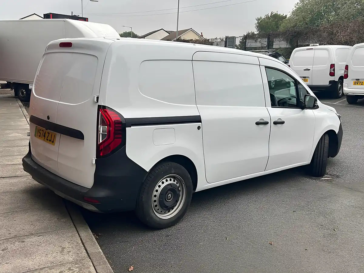 Used 2024 Renault Kangoo Maxi White - Interior and Exterior details 3
