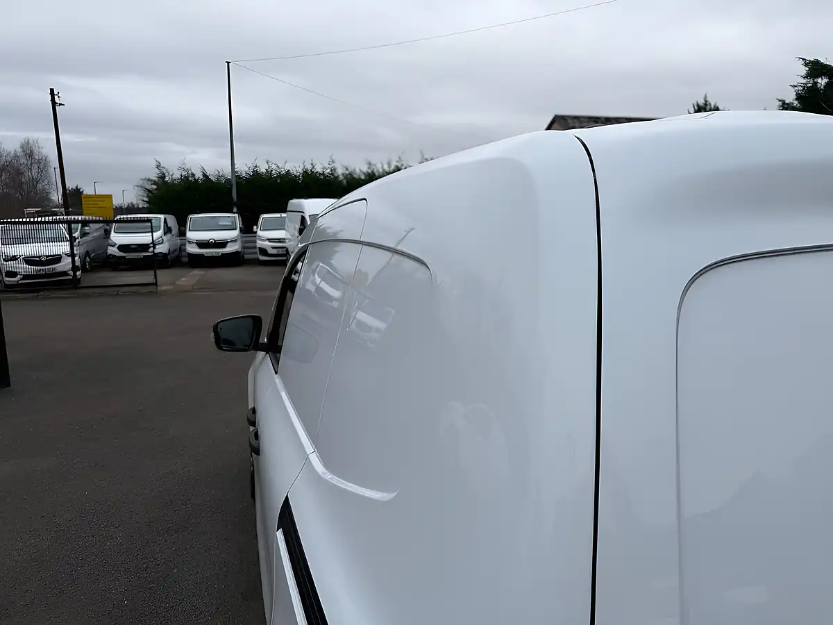 Used 2024 Renault Kangoo ML19 Advance White - Interior and Exterior details 16
