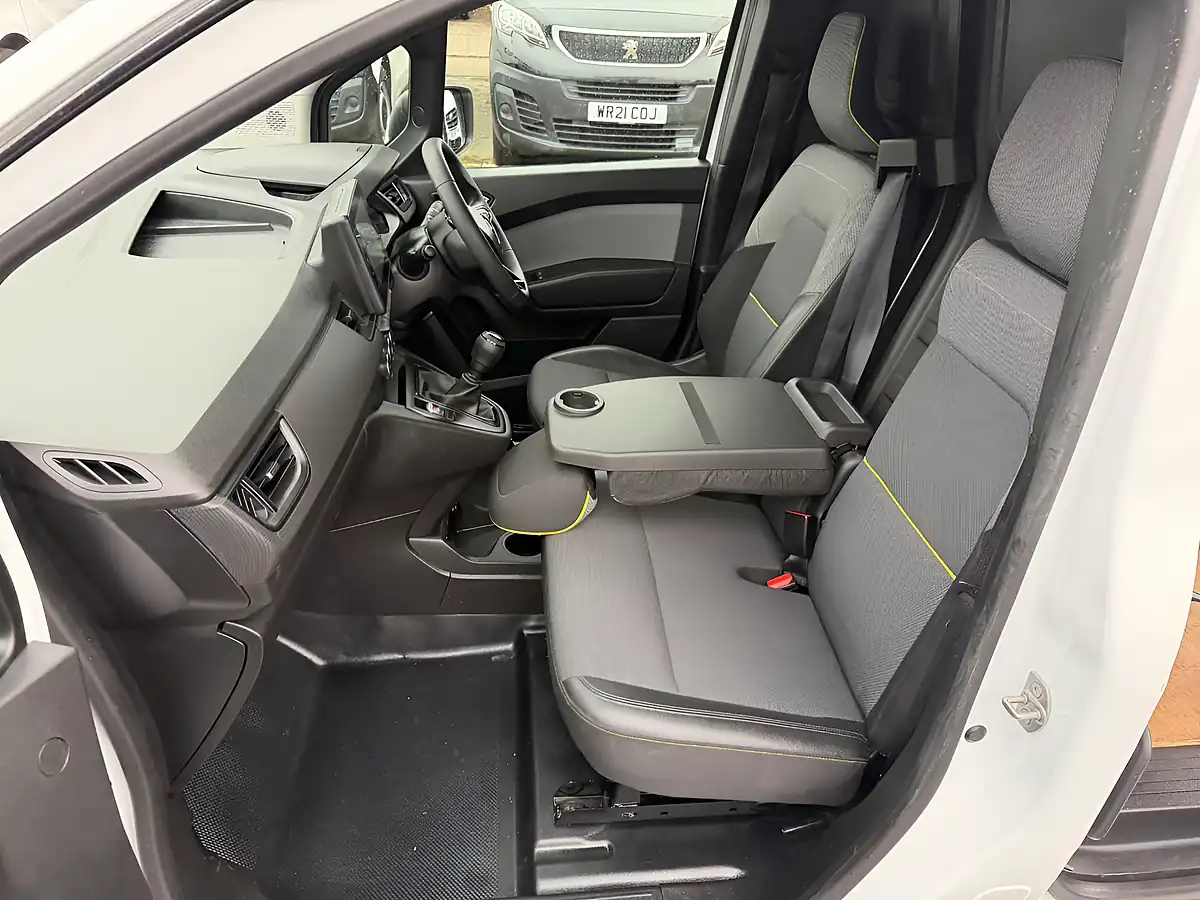 Used 2024 Renault Kangoo ML19 Advance White - Interior and Exterior details 8
