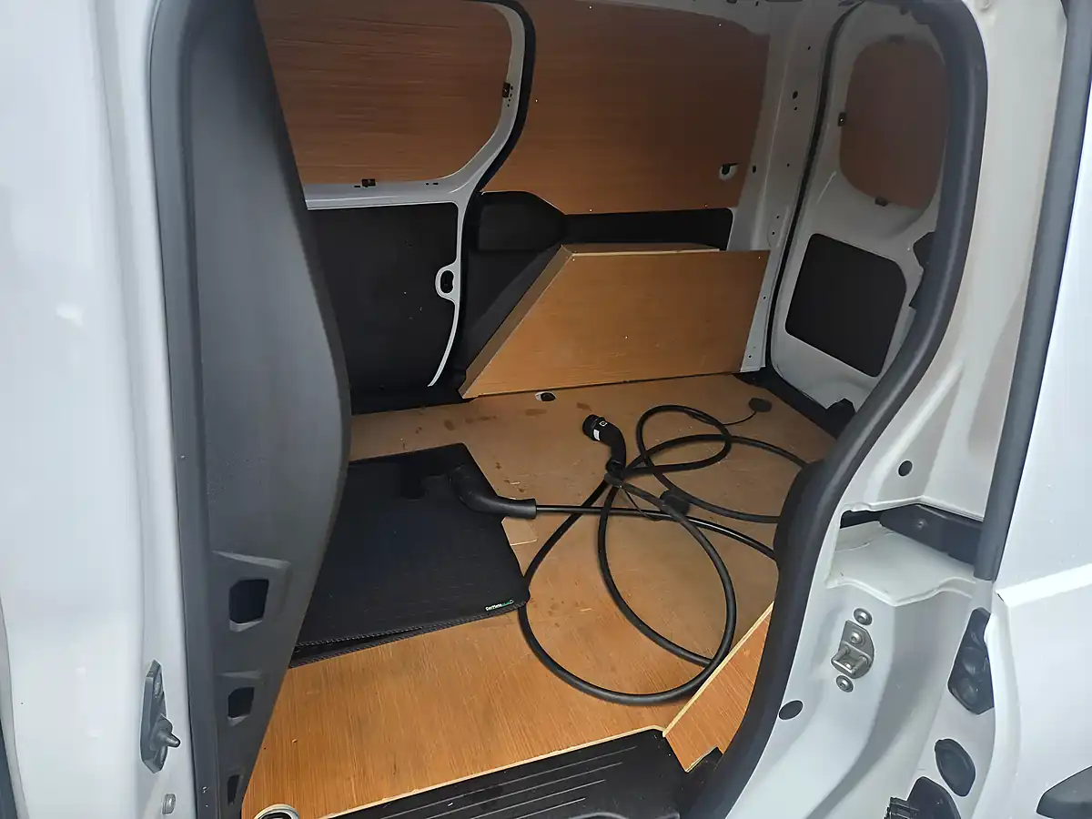 Used 2024 Renault Kangoo ML19 Start Van Auto White - Interior and Exterior details 7