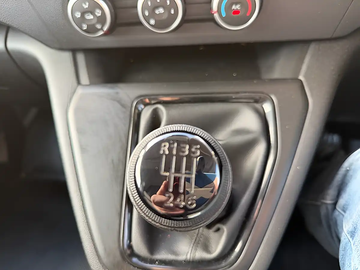 Used 2024 Renault Kangoo Start White - Interior and Exterior details 17