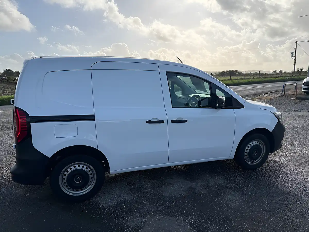Used 2024 Renault Kangoo Start White - Interior and Exterior details 3