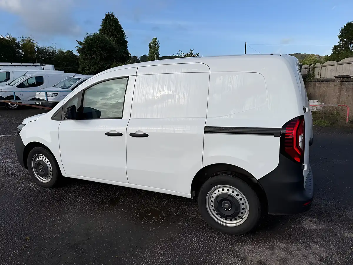 Used 2024 Renault Kangoo Start White - Interior and Exterior details 7