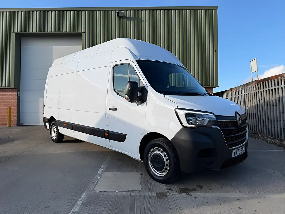 Used 2024 Renault Master Energy 35 Start White - Front View