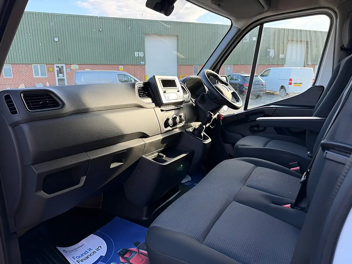 Used 2024 Renault Master Energy 35 Start White - Interior and Exterior details 16