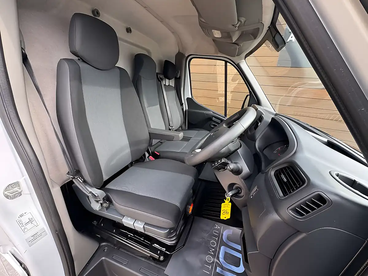 Used 2024 Renault Master LM35 Advance Blue White - Interior and Exterior details 13