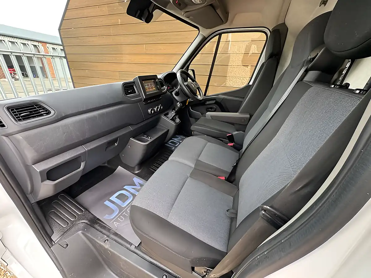 Used 2024 Renault Master LM35 Advance Blue White - Interior and Exterior details 19