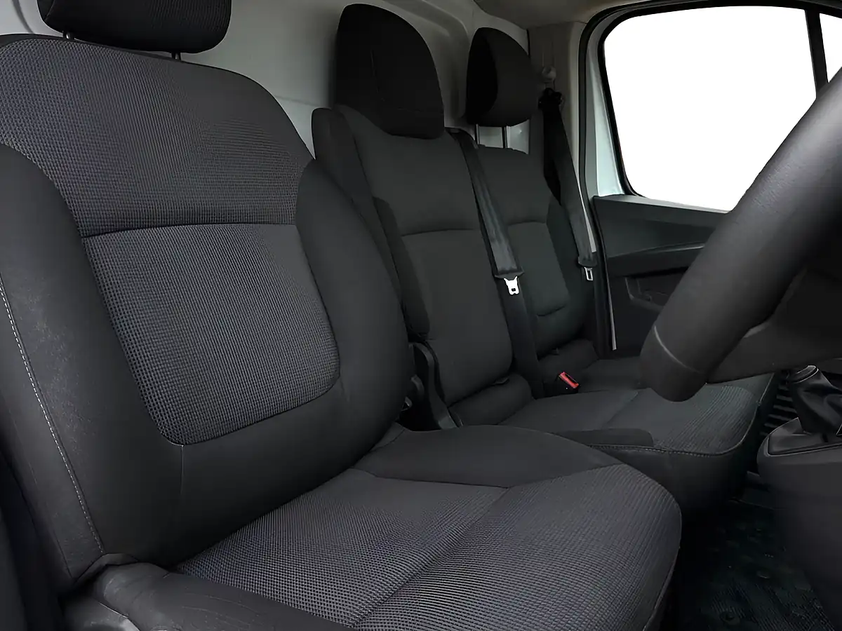 Used 2024 Renault Trafic Advance Glacier White - Interior and Exterior details 12