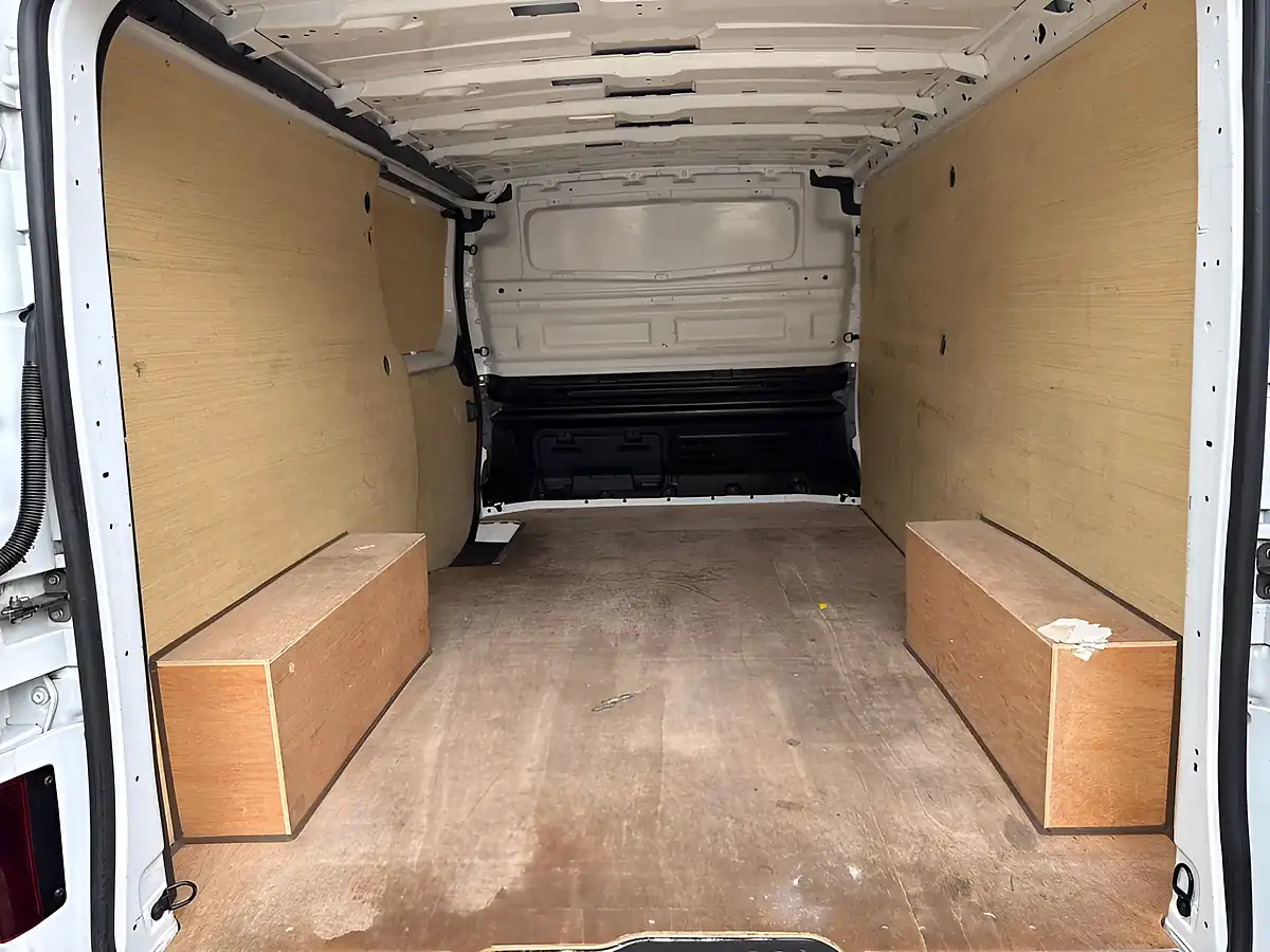 Used 2024 Renault Trafic Advance Glacier White - Interior and Exterior details 16