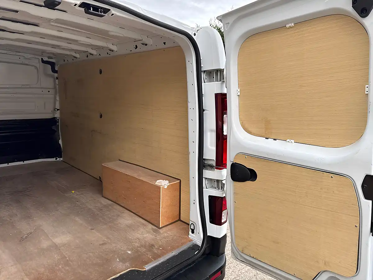 Used 2024 Renault Trafic Advance Glacier White - Interior and Exterior details 17