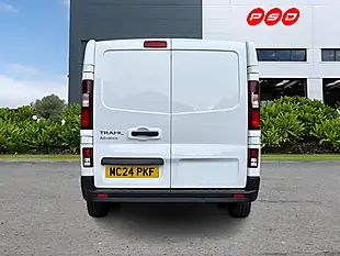 Used 2024 Renault Trafic Advance Glacier White - Interior and Exterior details 6