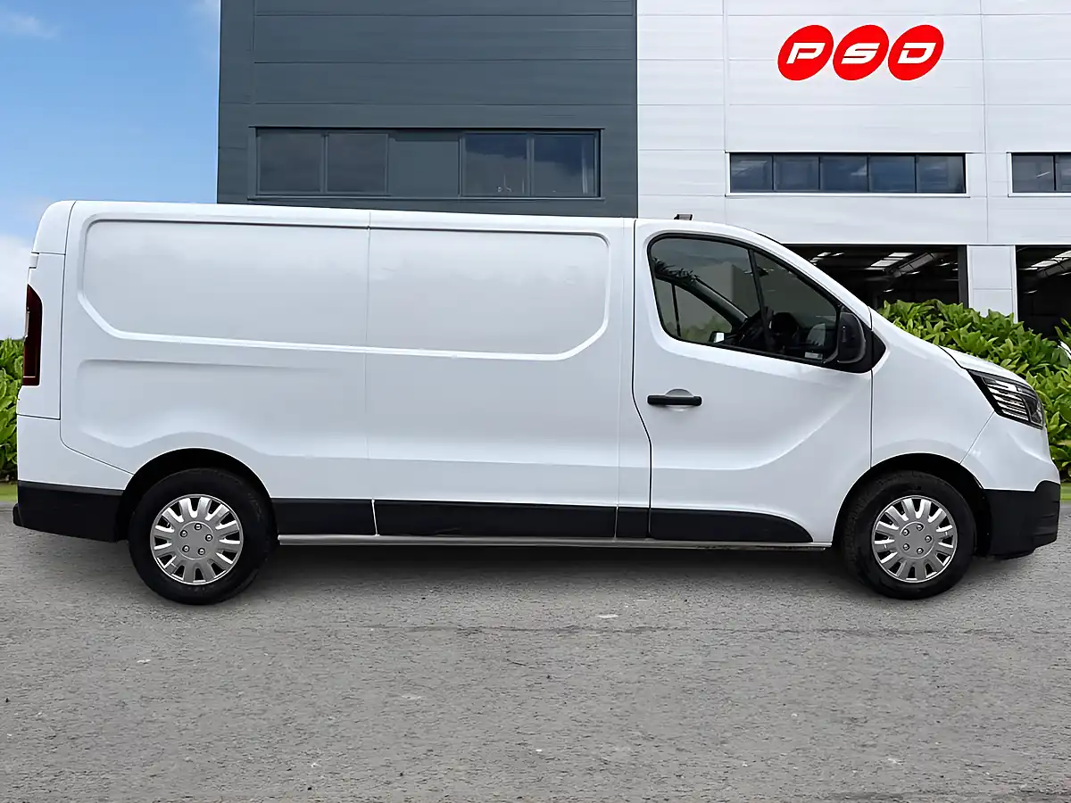 Used 2024 Renault Trafic Advance Glacier White - Interior and Exterior details 8
