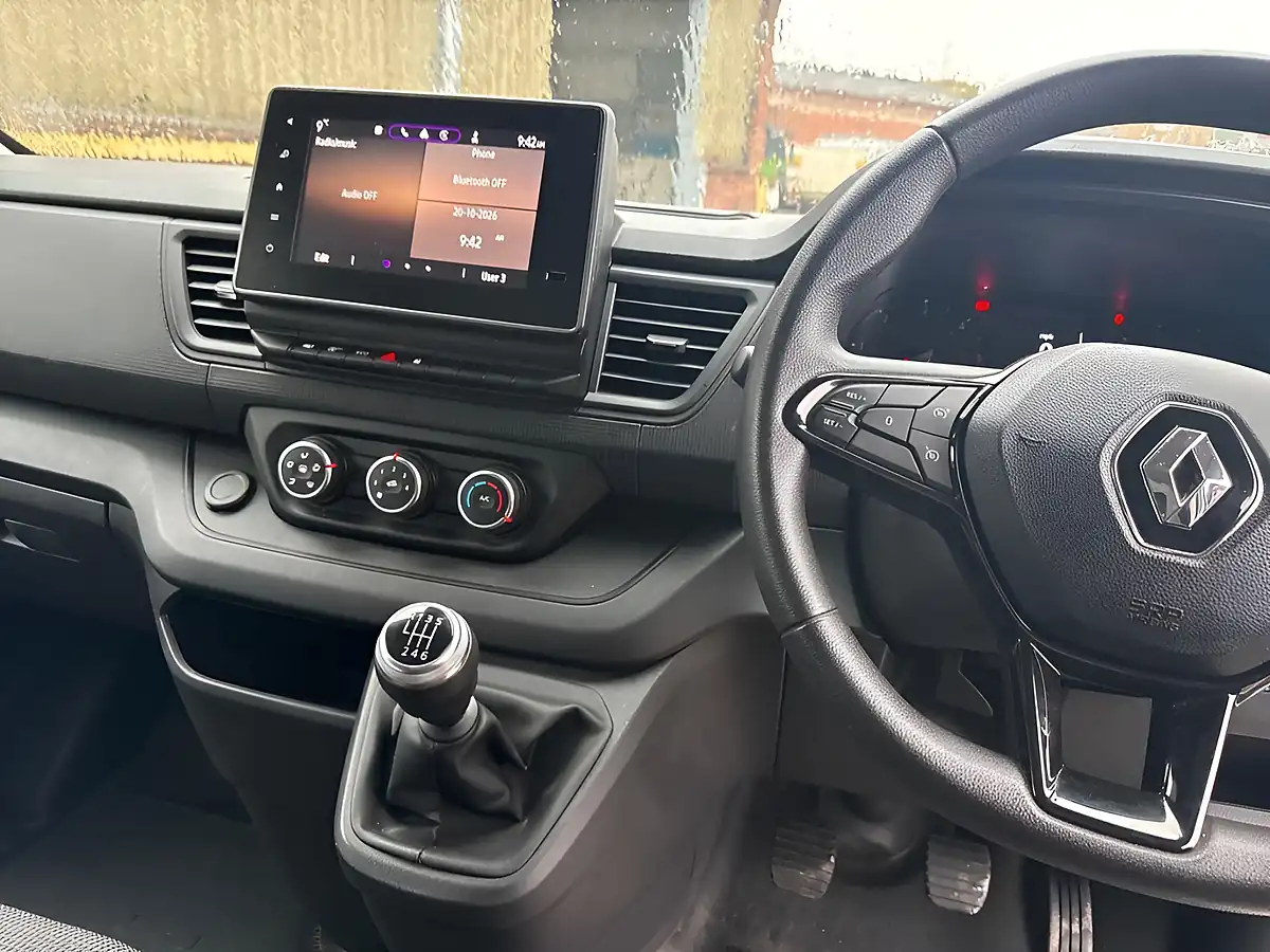 Used 2024 Renault Trafic Advance Glacier White - Interior and Exterior details 15