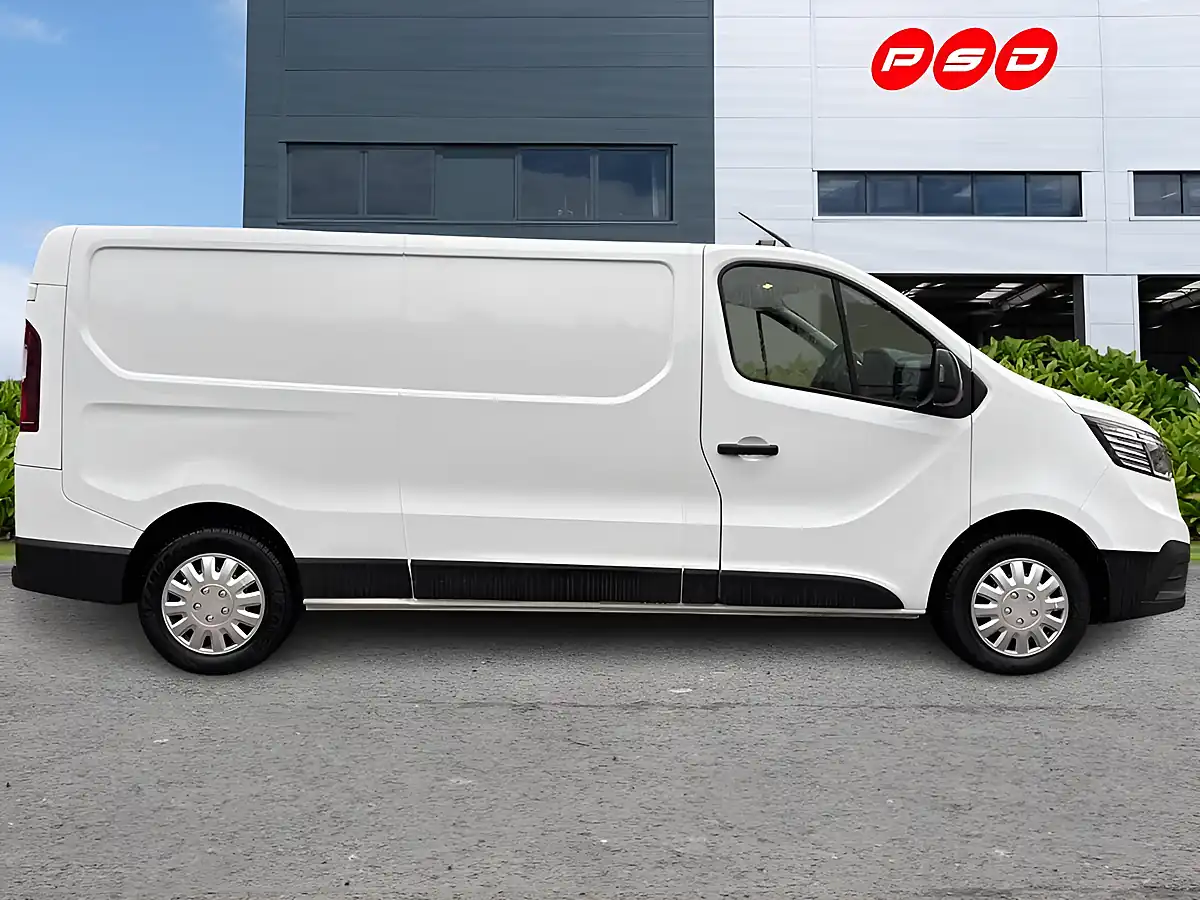 Used 2024 Renault Trafic Advance Glacier White - Interior and Exterior details 8