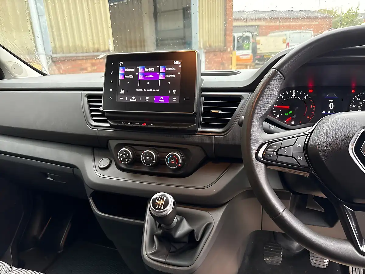 Used 2024 Renault Trafic Advance Glacier White - Interior and Exterior details 15