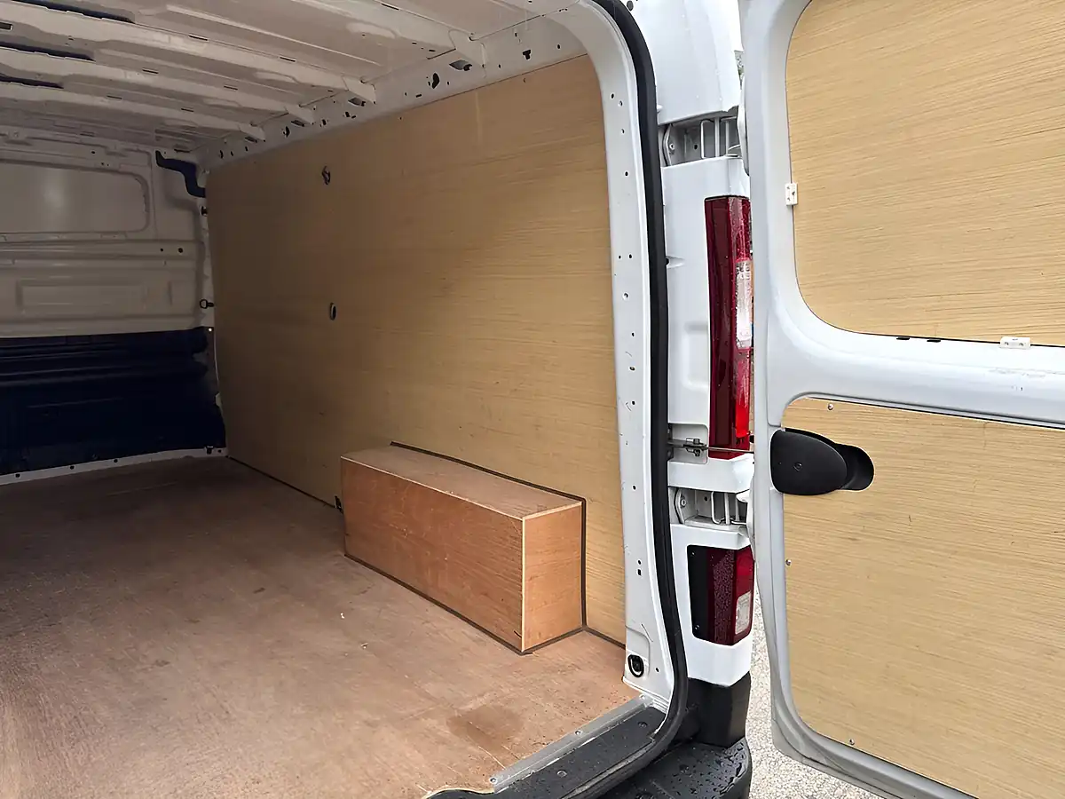 Used 2024 Renault Trafic Advance Glacier White - Interior and Exterior details 16