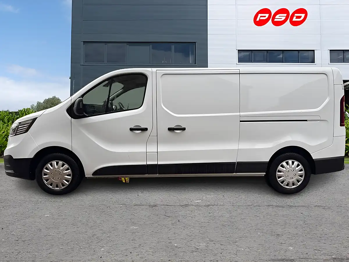 Used 2024 Renault Trafic Advance Glacier White - Interior and Exterior details 4