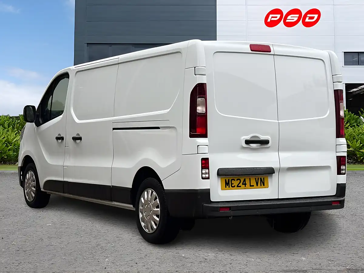 Used 2024 Renault Trafic Advance Glacier White - Interior and Exterior details 5