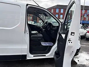 Used 2024 Renault Trafic Advance White - Interior and Exterior details 10