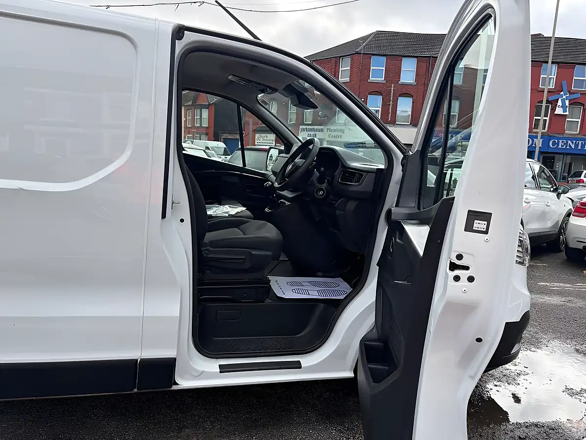 Used 2024 Renault Trafic Advance White - Interior and Exterior details 10
