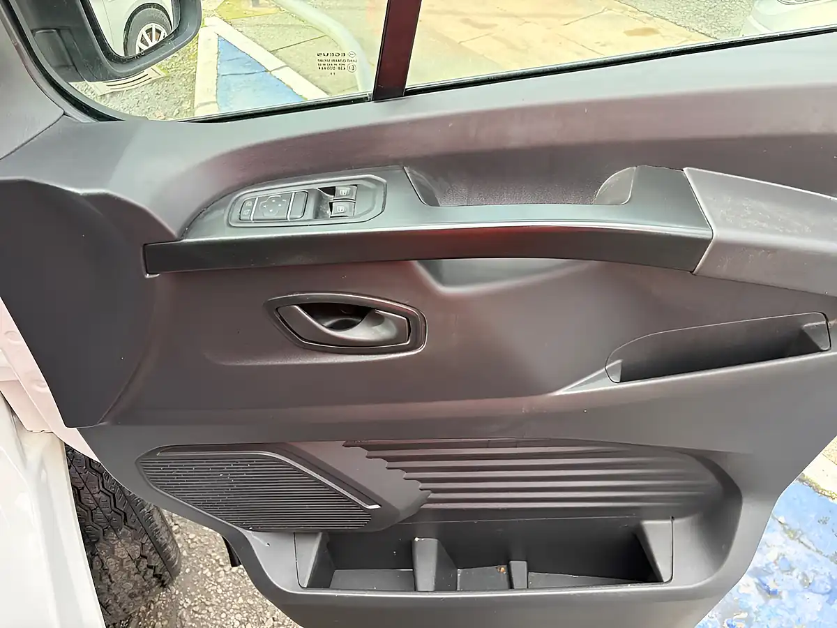Used 2024 Renault Trafic Advance White - Interior and Exterior details 11