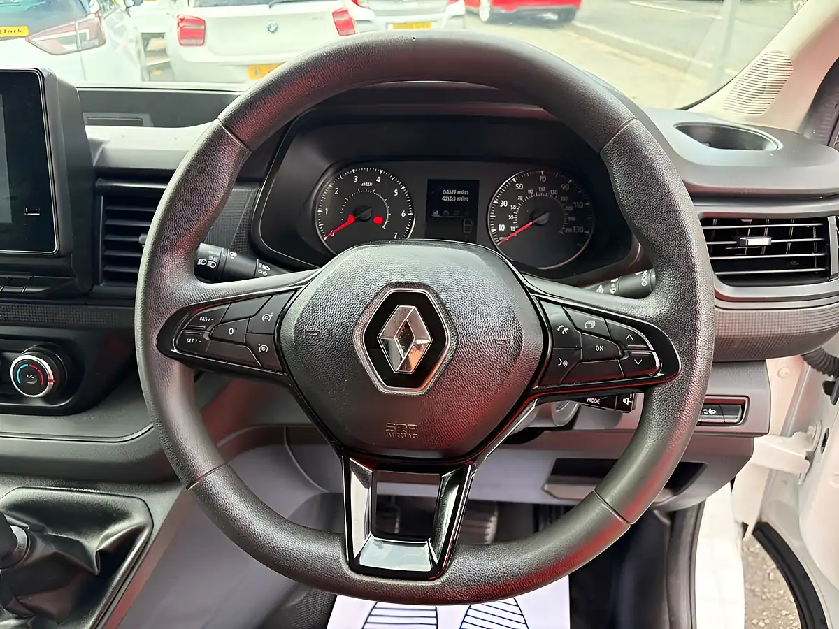 Used 2024 Renault Trafic Advance White - Interior and Exterior details 15
