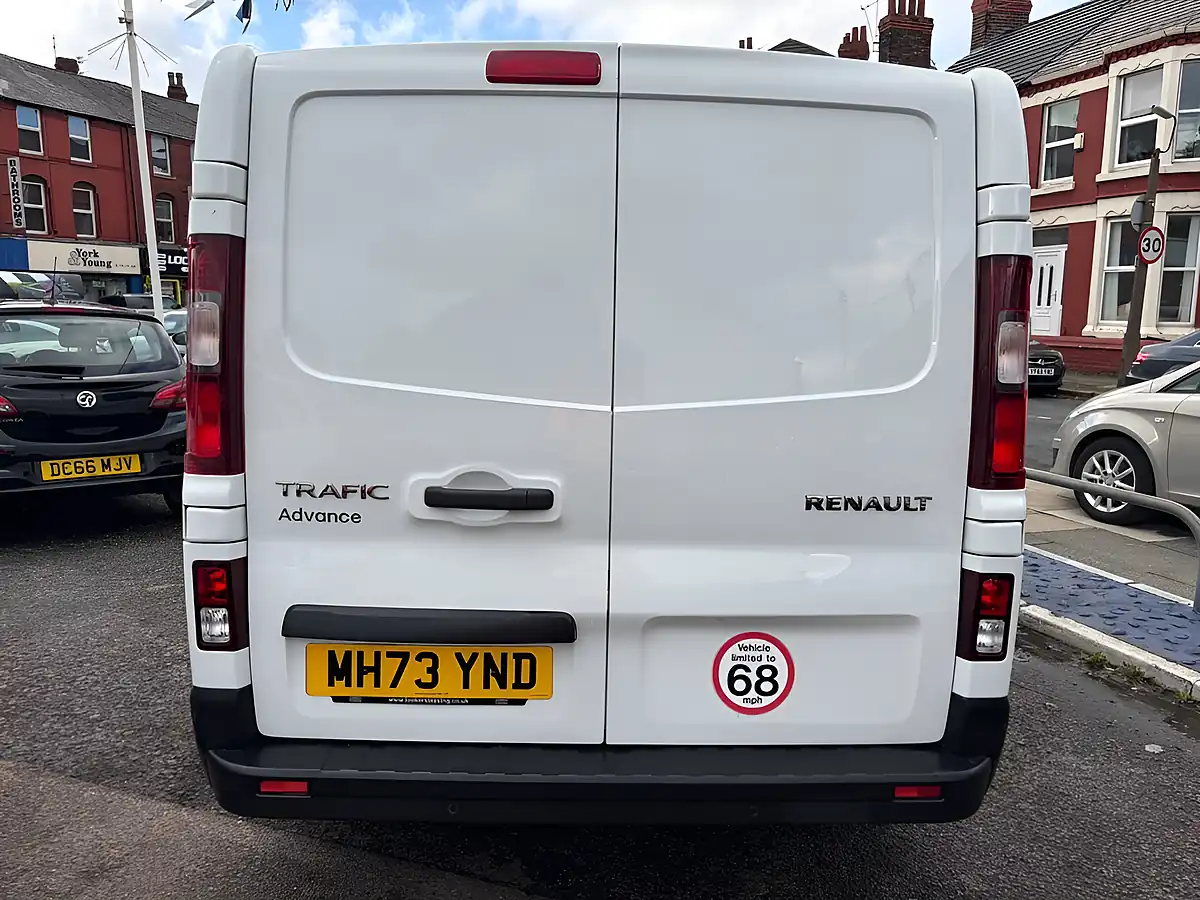 Used 2024 Renault Trafic Advance White - Interior and Exterior details 4