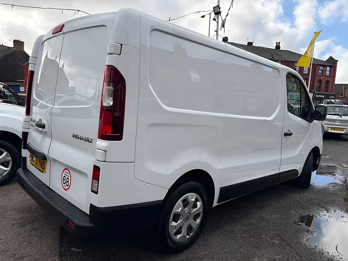 Used 2024 Renault Trafic Advance White - Interior and Exterior details 5