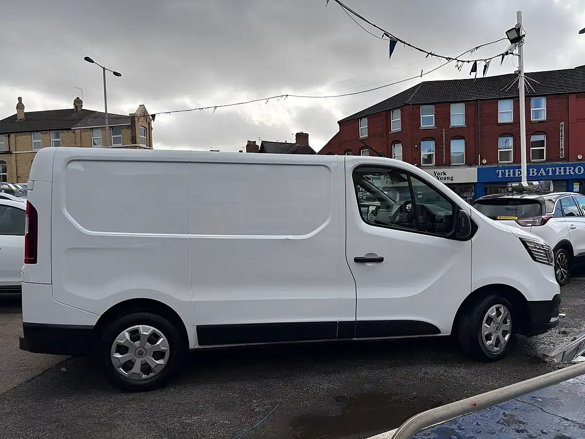Used 2024 Renault Trafic Advance White - Interior and Exterior details 6