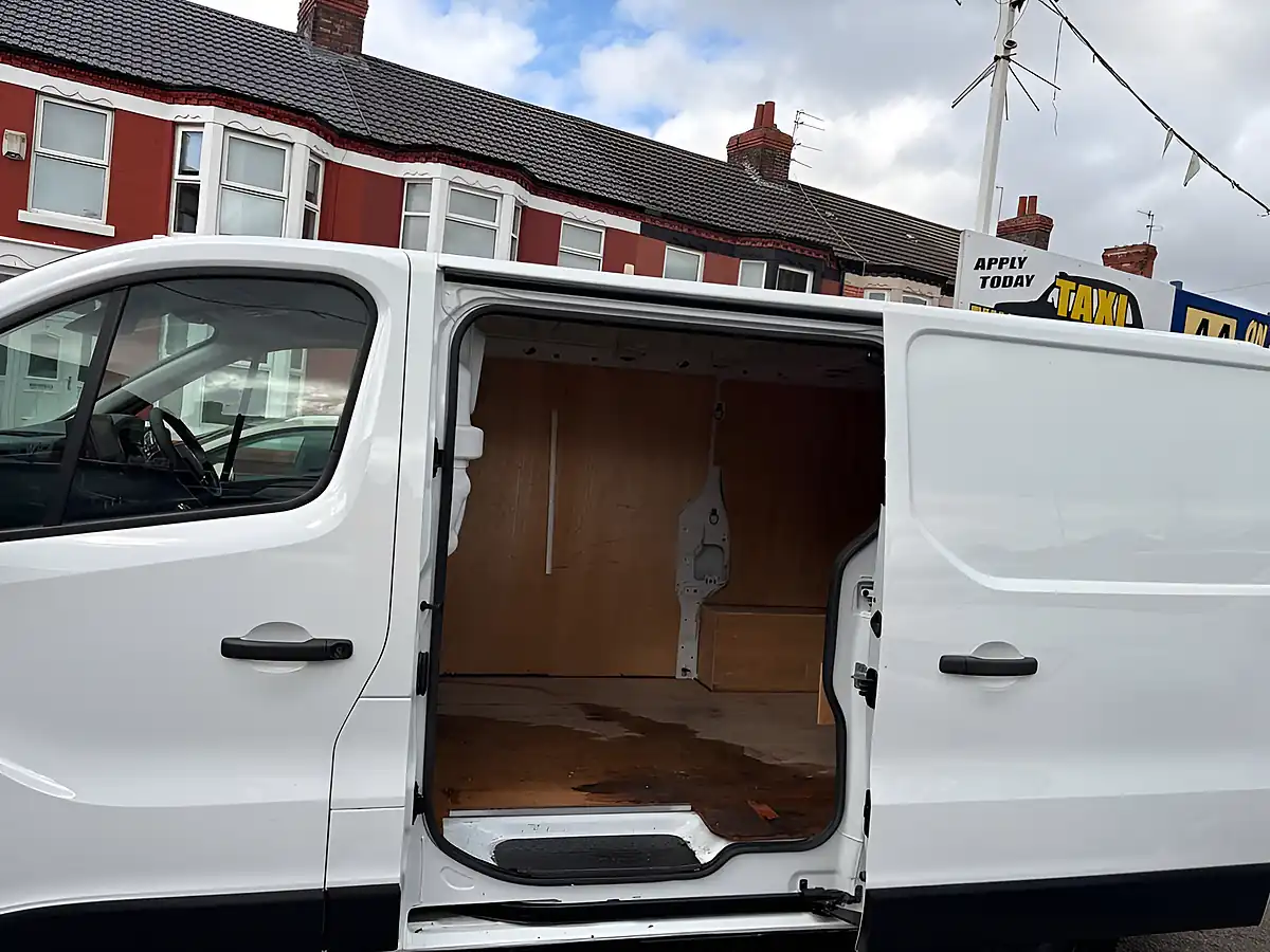 Used 2024 Renault Trafic Advance White - Interior and Exterior details 7
