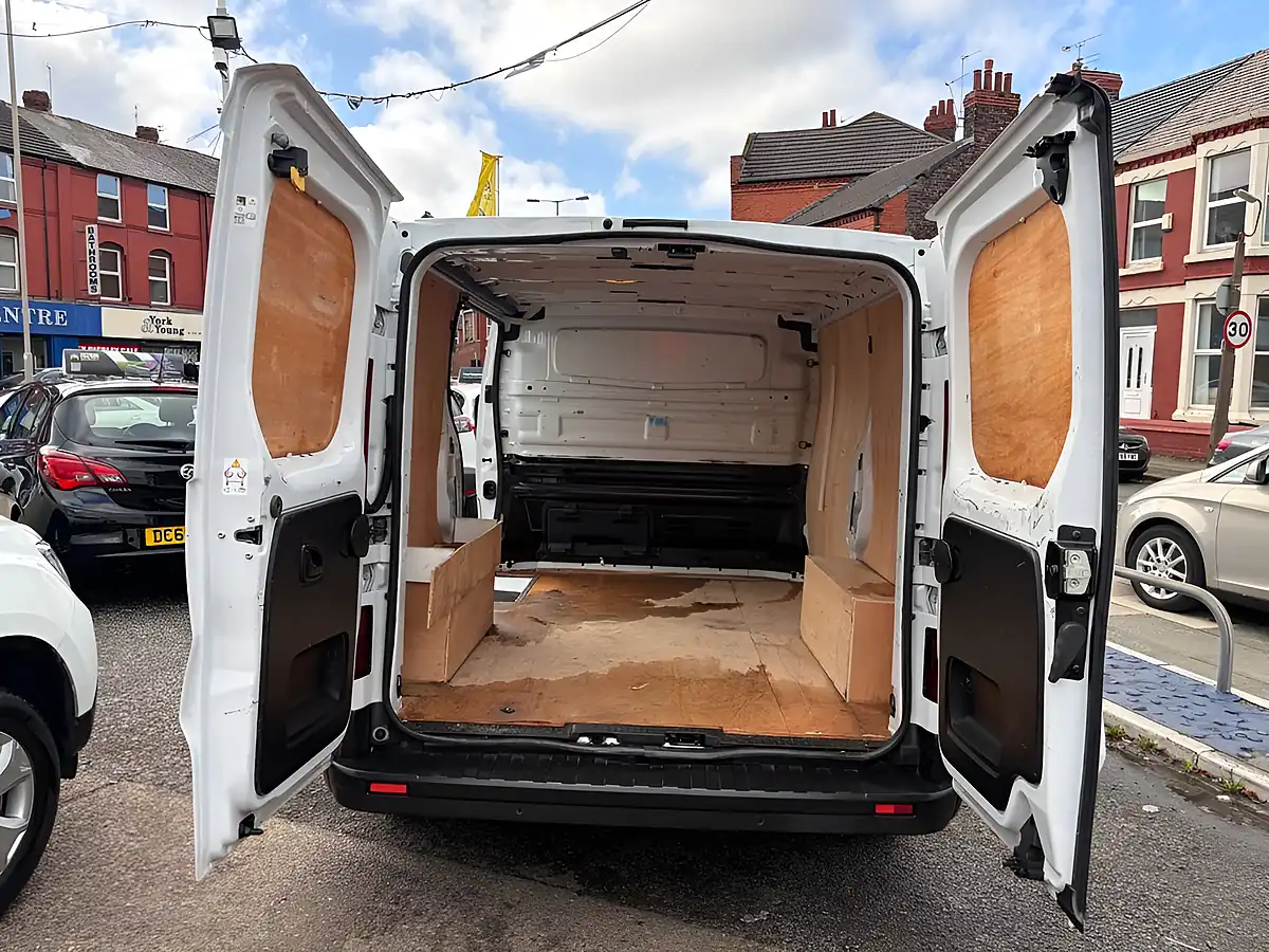 Used 2024 Renault Trafic Advance White - Interior and Exterior details 8