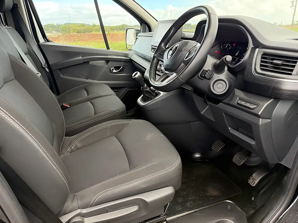 Used 2024 Renault Trafic Extra Sport Black - Interior and Exterior details 14