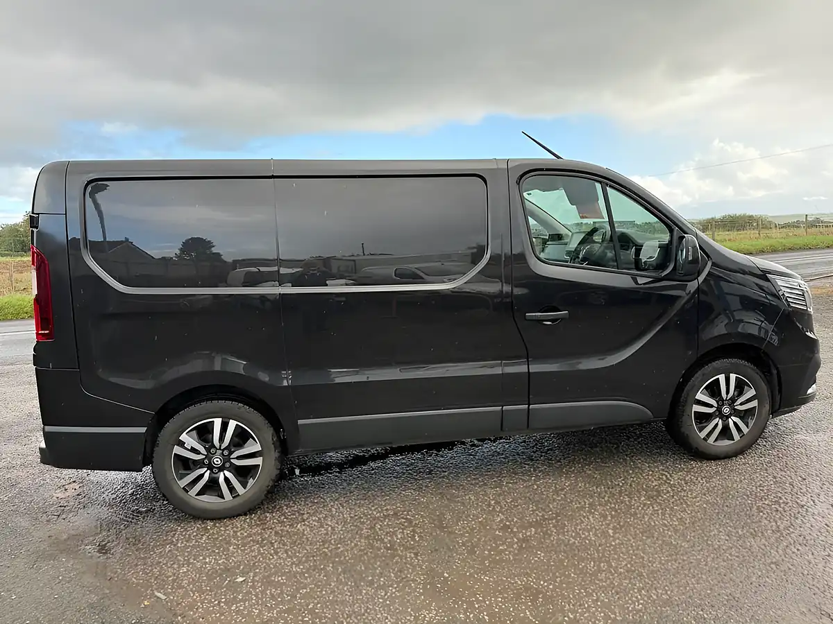 Used 2024 Renault Trafic Extra Sport Black - Interior and Exterior details 3