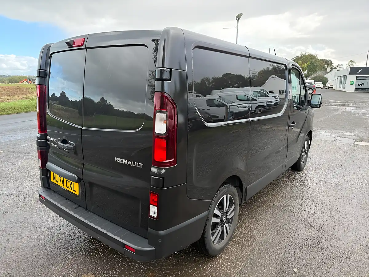 Used 2024 Renault Trafic Extra Sport Black - Interior and Exterior details 4