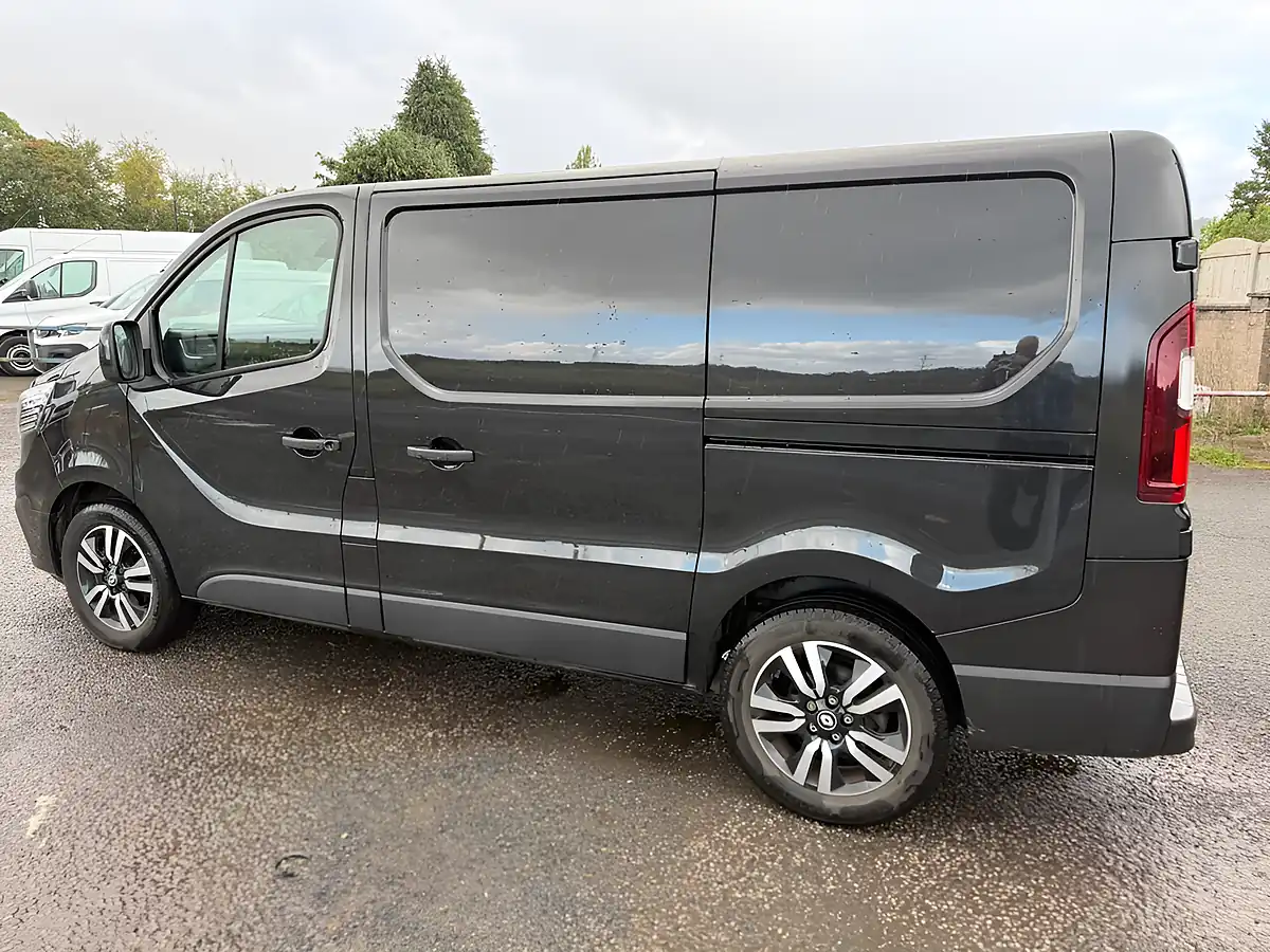 Used 2024 Renault Trafic Extra Sport Black - Interior and Exterior details 7