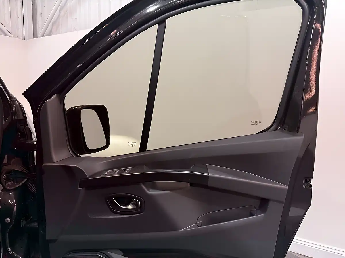 Used 2024 Renault Trafic Extra Sport Black - Interior and Exterior details 17