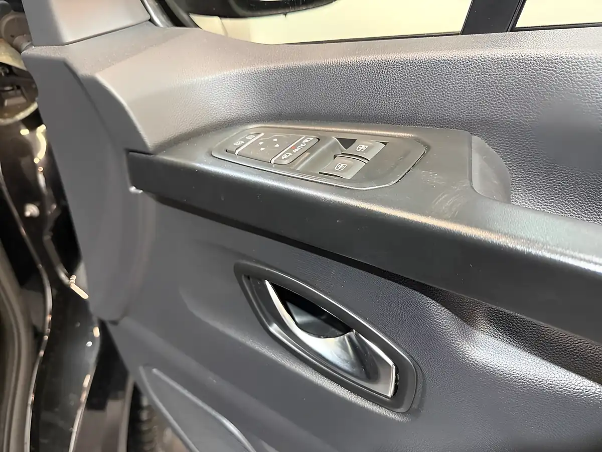 Used 2024 Renault Trafic Extra Sport Black - Interior and Exterior details 18