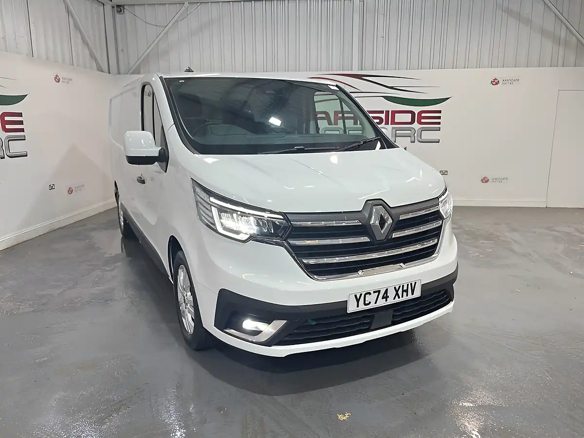 Used 2024 Renault Trafic Extra White - Front View