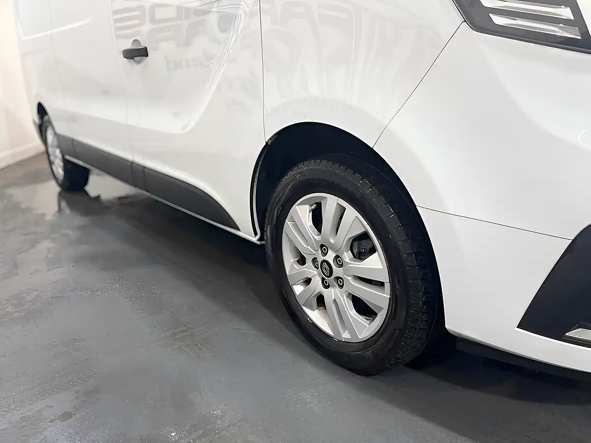 Used 2024 Renault Trafic Extra White - Interior and Exterior details 10