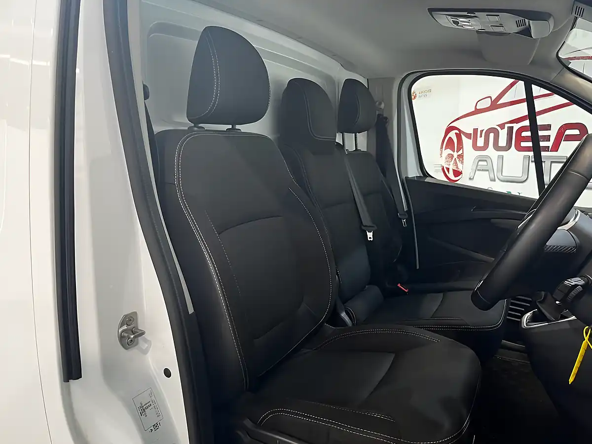 Used 2024 Renault Trafic Extra White - Interior and Exterior details 12