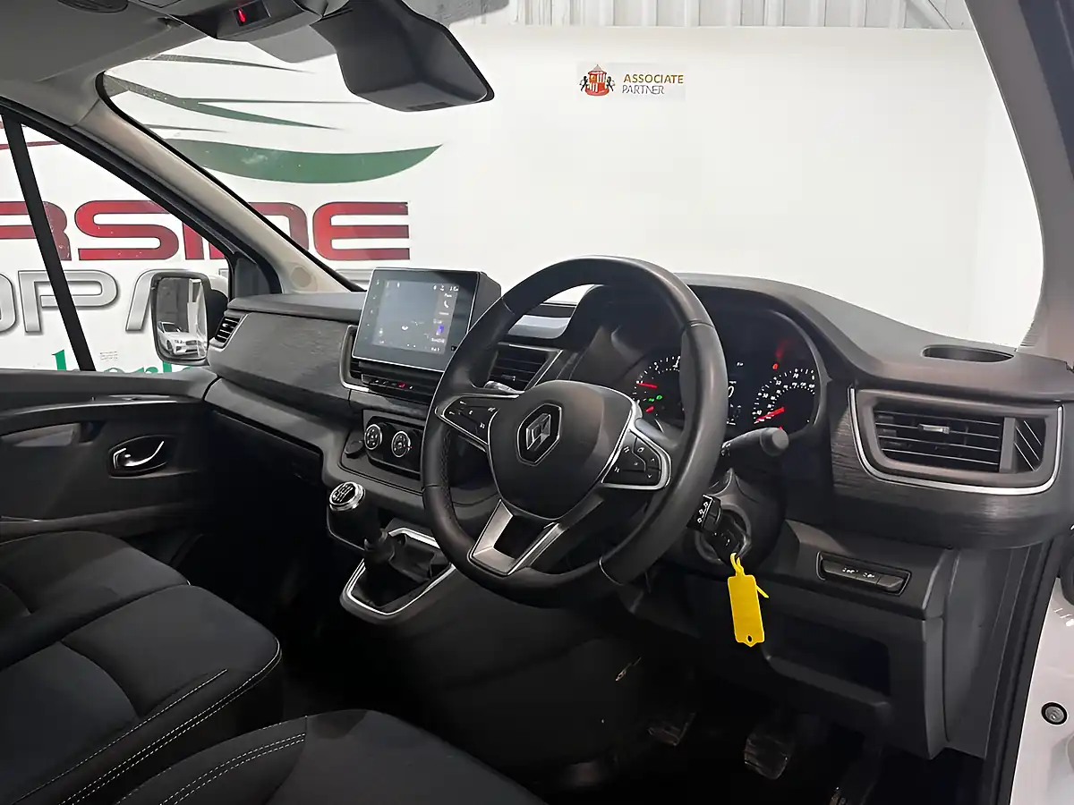 Used 2024 Renault Trafic Extra White - Interior and Exterior details 14