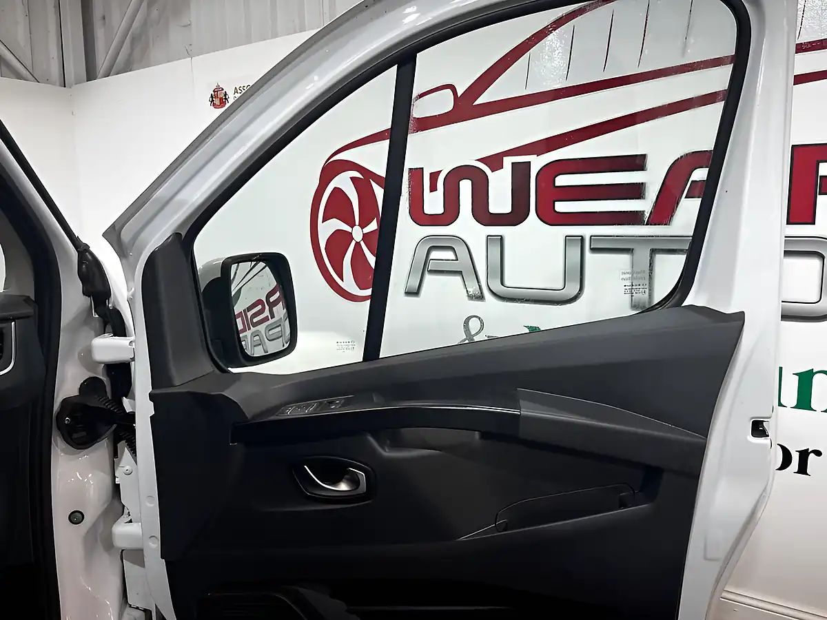 Used 2024 Renault Trafic Extra White - Interior and Exterior details 16