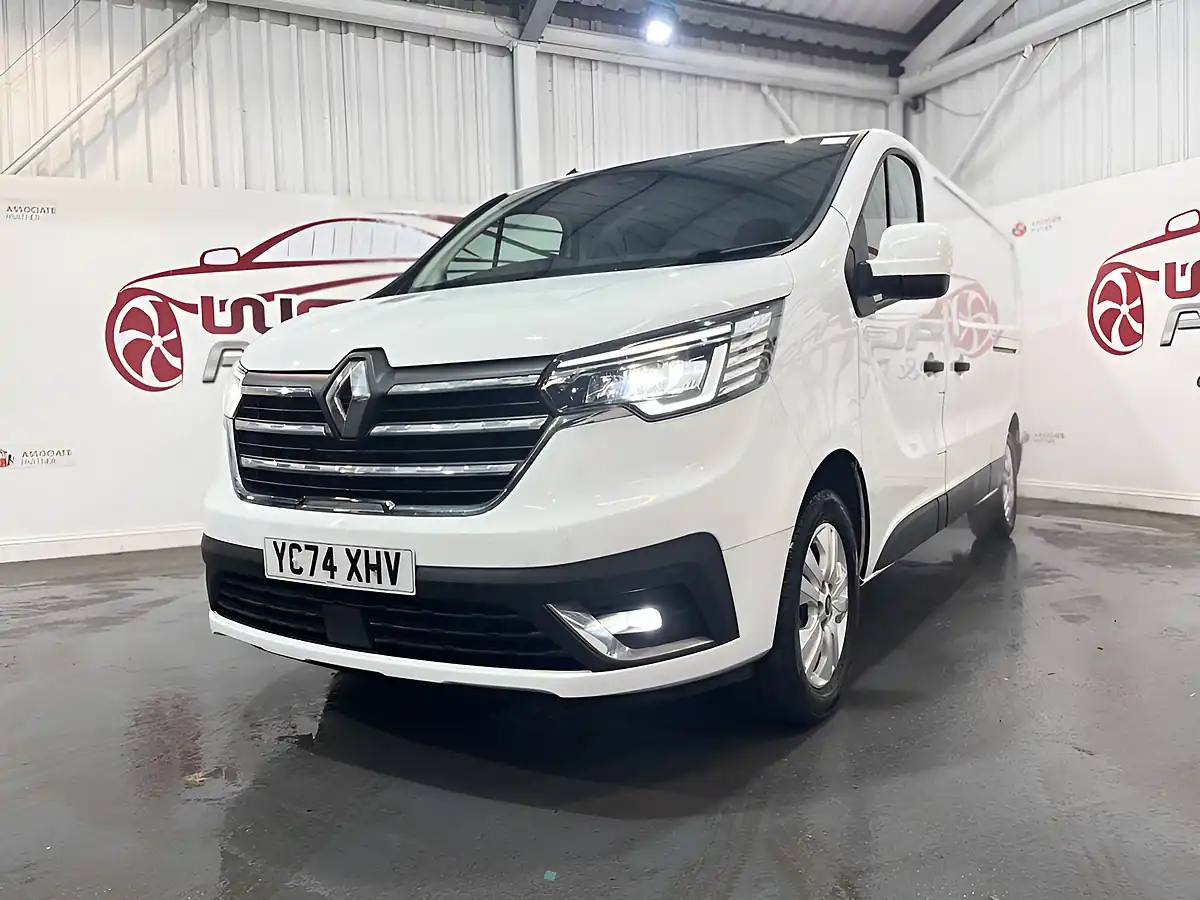 Used 2024 Renault Trafic Extra White - Interior and Exterior details 4