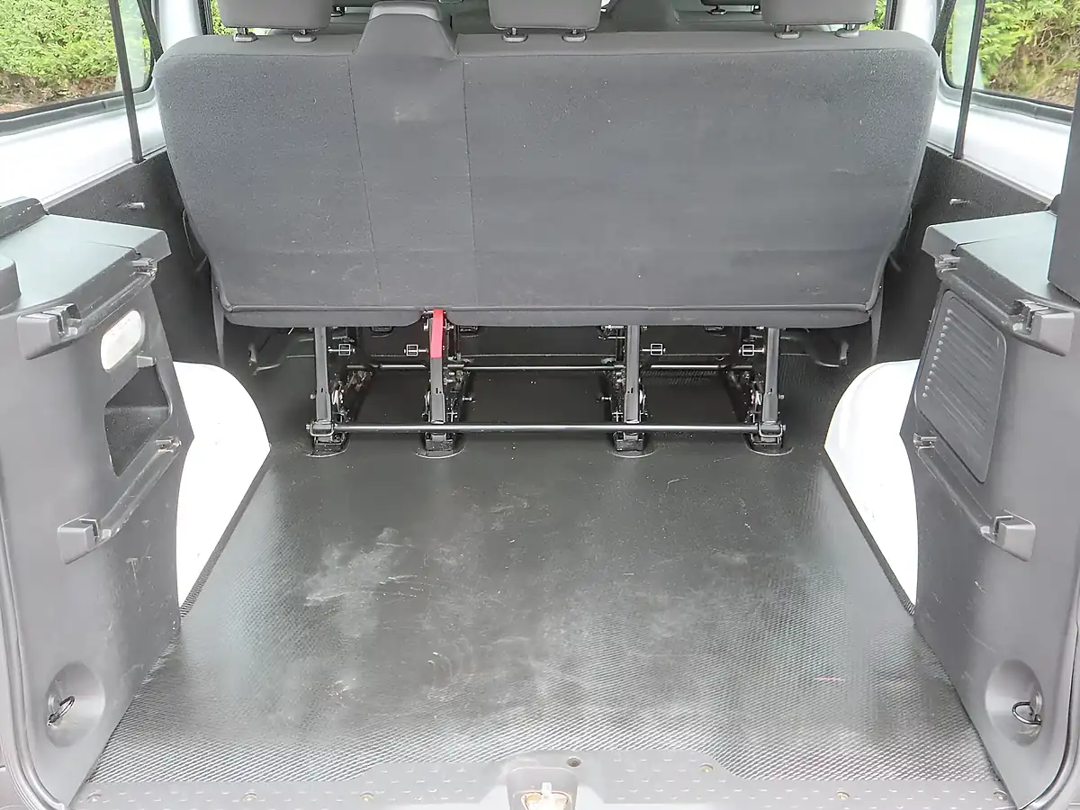 Used 2024 Renault Trafic LL30 Business Glacier White - Interior and Exterior details 13