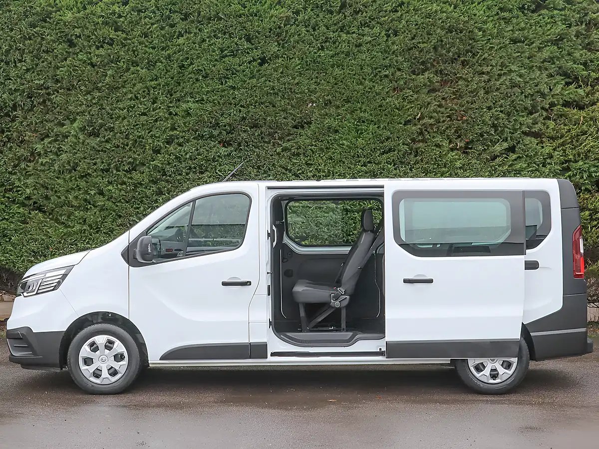 Used 2024 Renault Trafic LL30 Business Glacier White - Interior and Exterior details 16