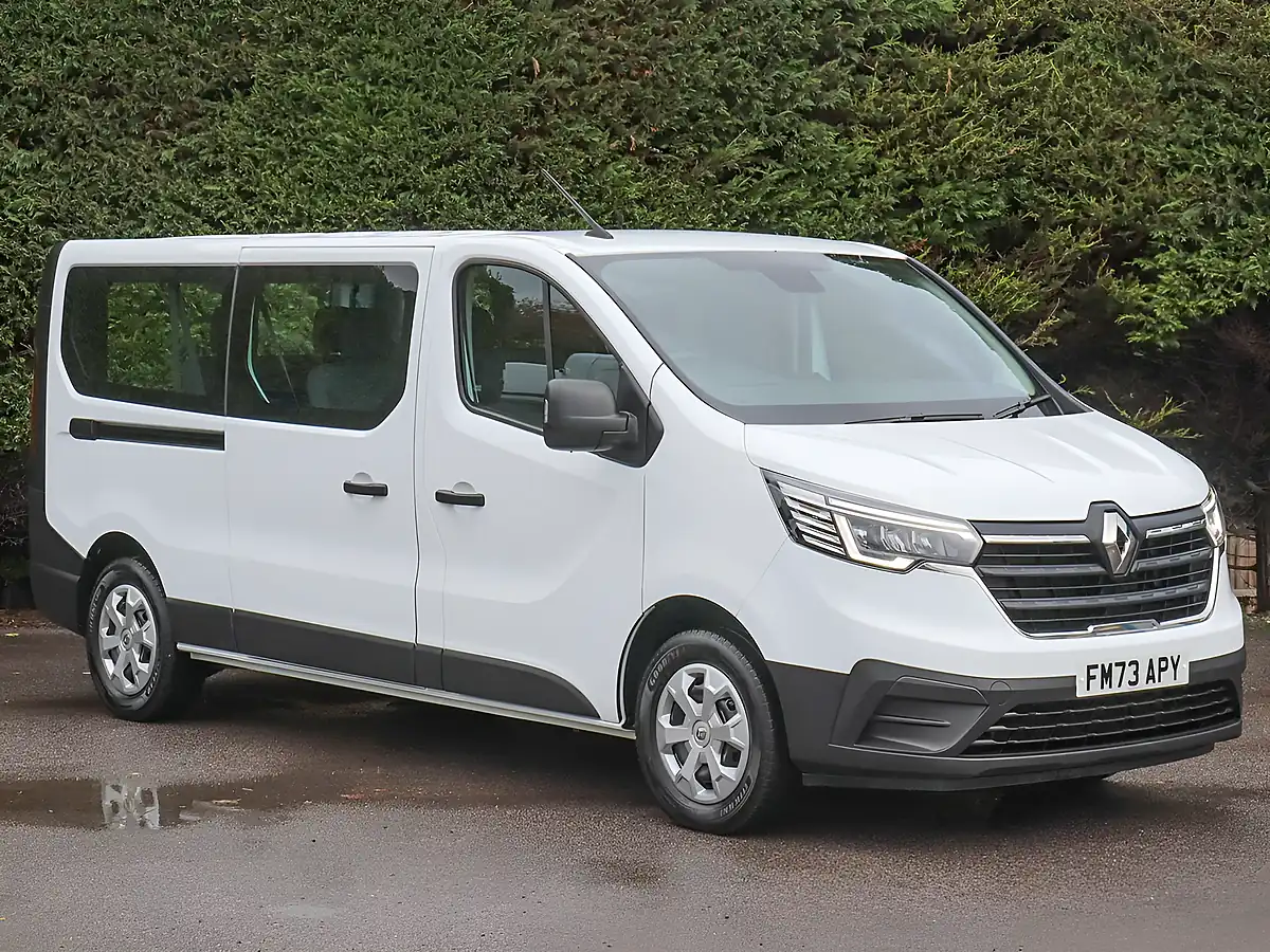 Used 2024 Renault Trafic LL30 Business Glacier White - Interior and Exterior details 4