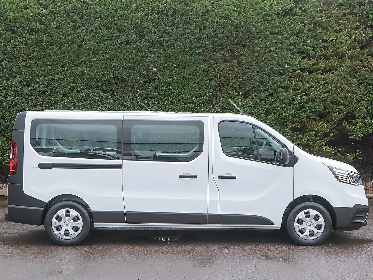 Used 2024 Renault Trafic LL30 Business Glacier White - Interior and Exterior details 5