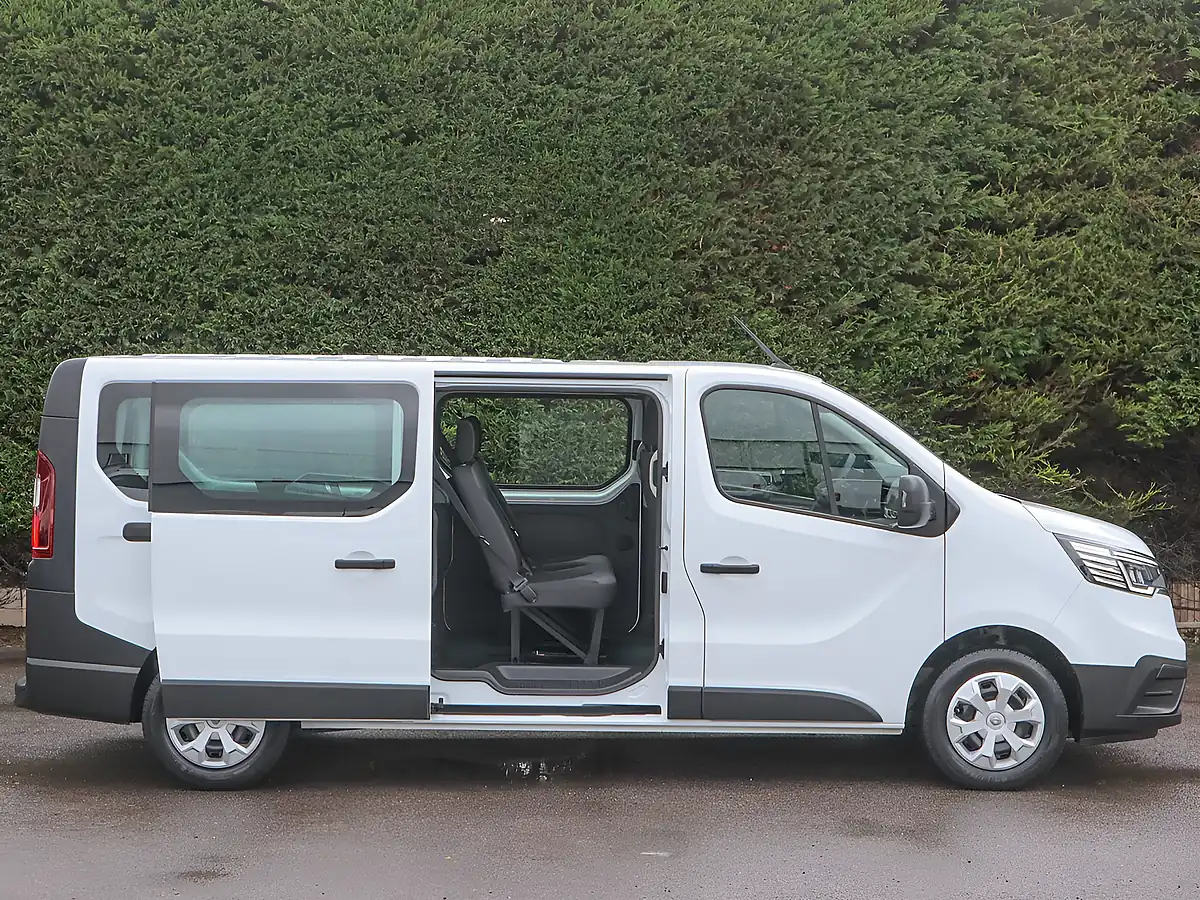 Used 2024 Renault Trafic LL30 Business Glacier White - Interior and Exterior details 6