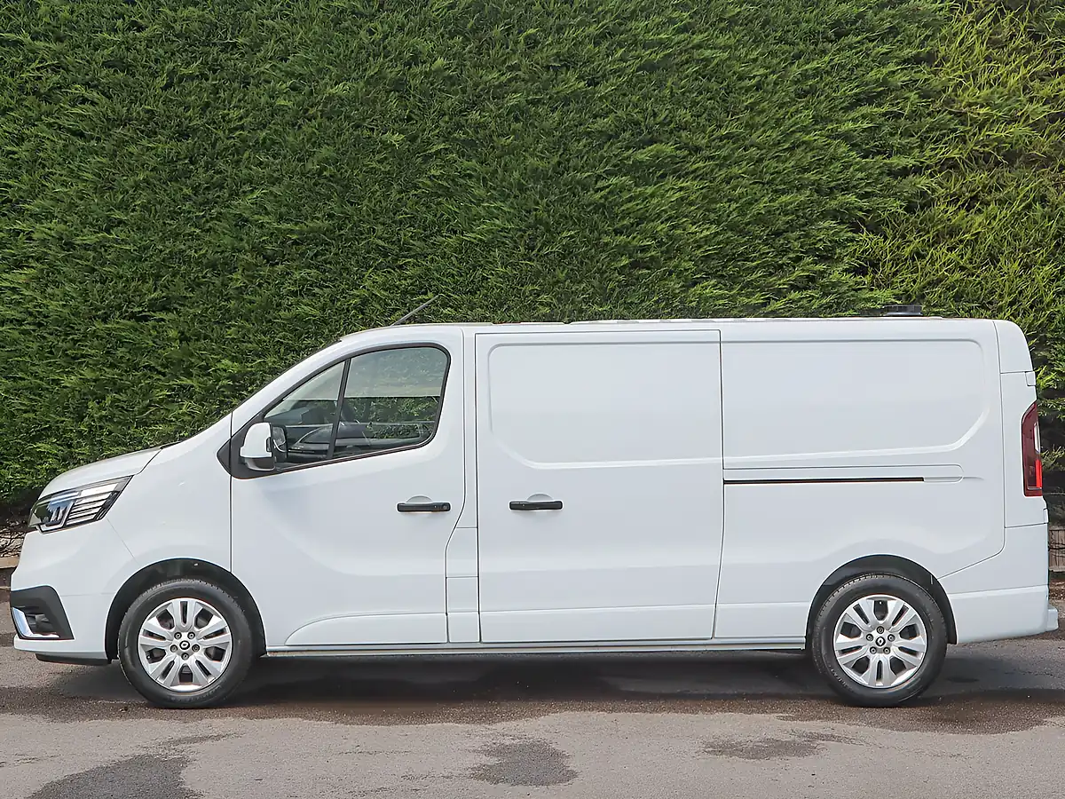 Used 2024 Renault Trafic LL30 Extra Glacier White - Interior and Exterior details 10