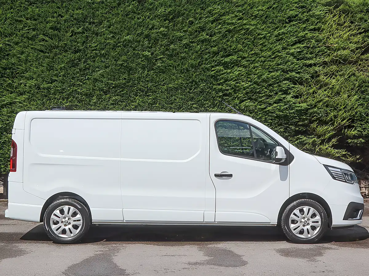 Used 2024 Renault Trafic LL30 Extra Glacier White - Interior and Exterior details 5